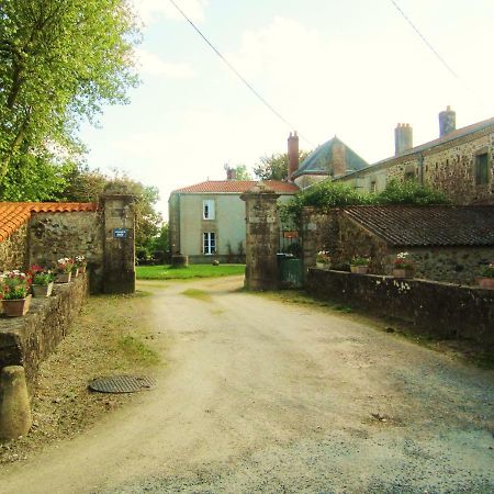 Le Manoir "Aux Douves" Bed & Breakfast Bazoges-en-Paillers Екстериор снимка