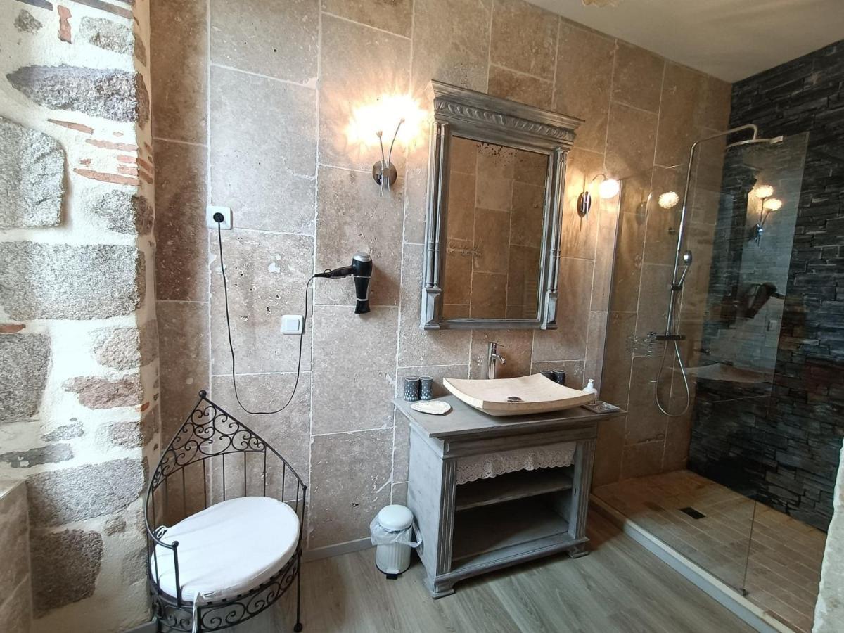 Le Manoir "Aux Douves" Bed & Breakfast Bazoges-en-Paillers Екстериор снимка