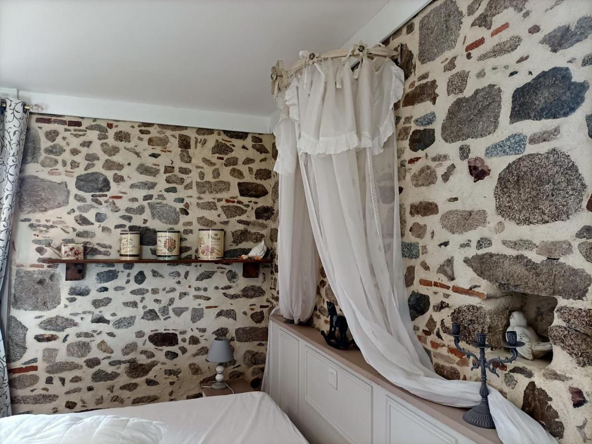 Le Manoir "Aux Douves" Bed & Breakfast Bazoges-en-Paillers Екстериор снимка