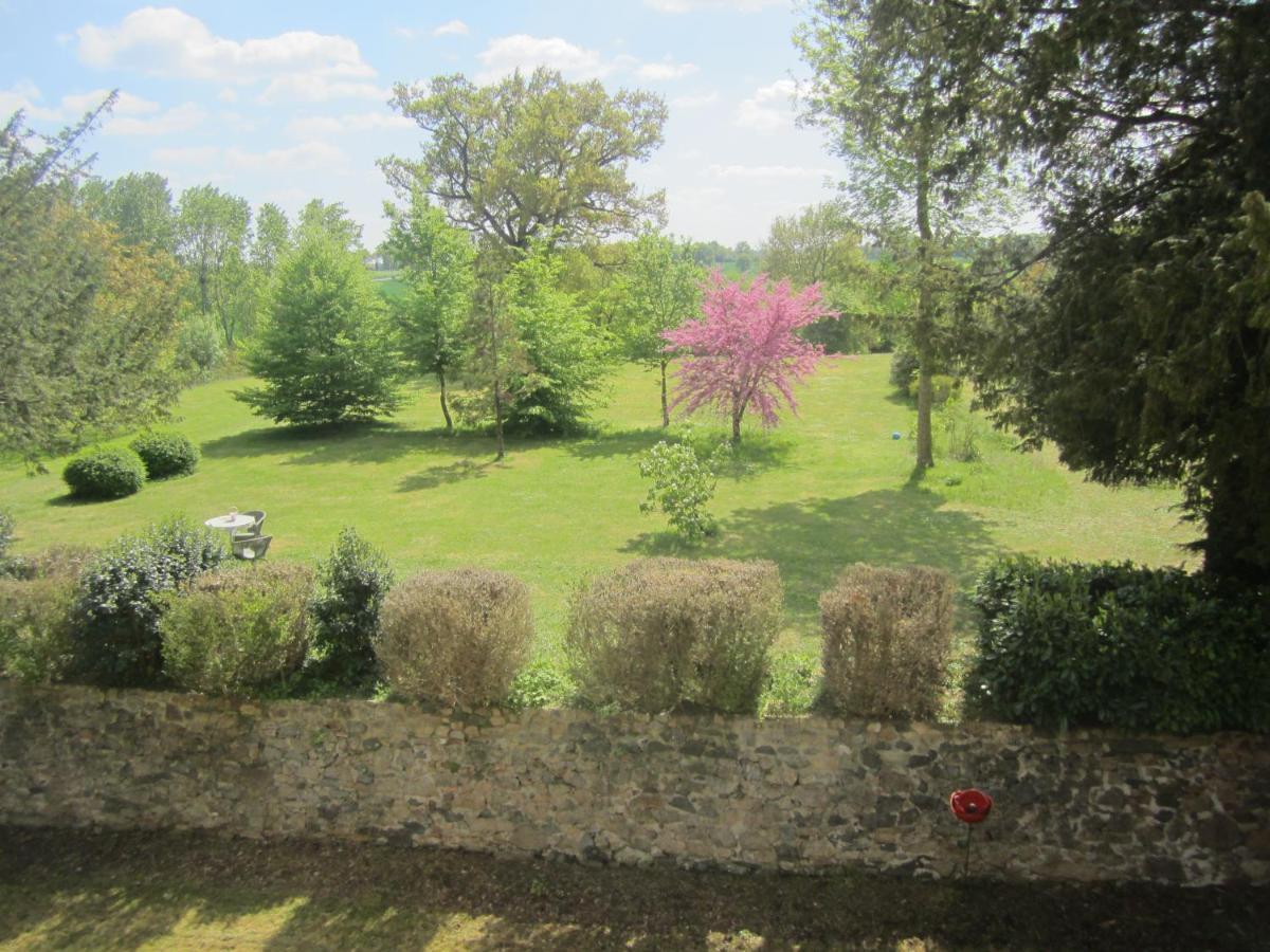 Le Manoir "Aux Douves" Bed & Breakfast Bazoges-en-Paillers Екстериор снимка