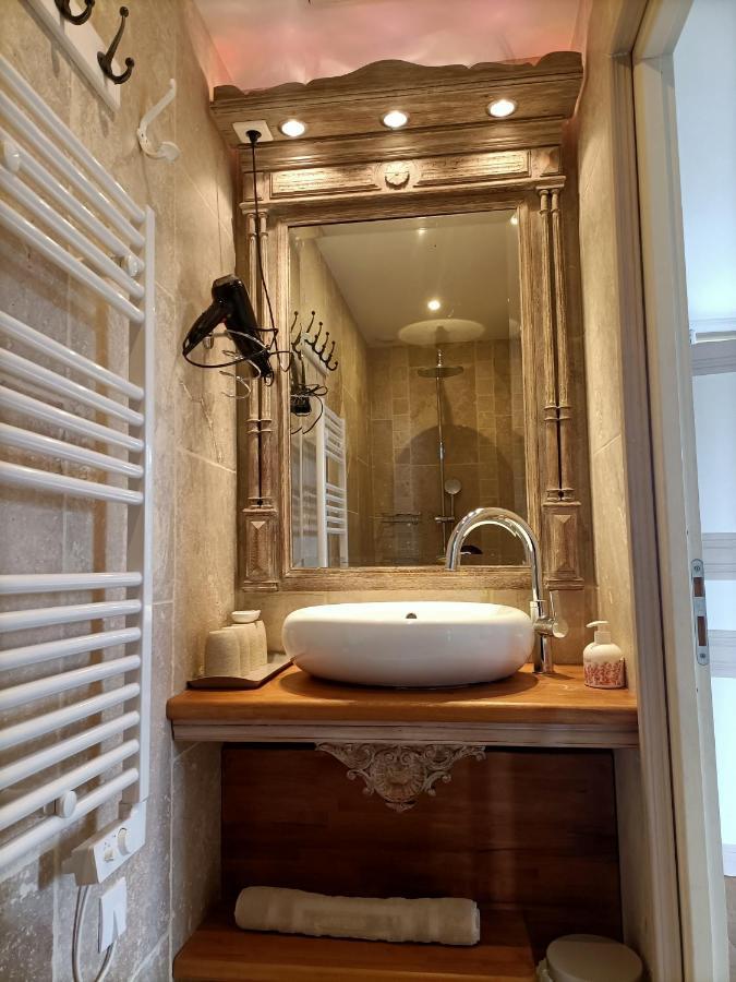 Le Manoir "Aux Douves" Bed & Breakfast Bazoges-en-Paillers Екстериор снимка