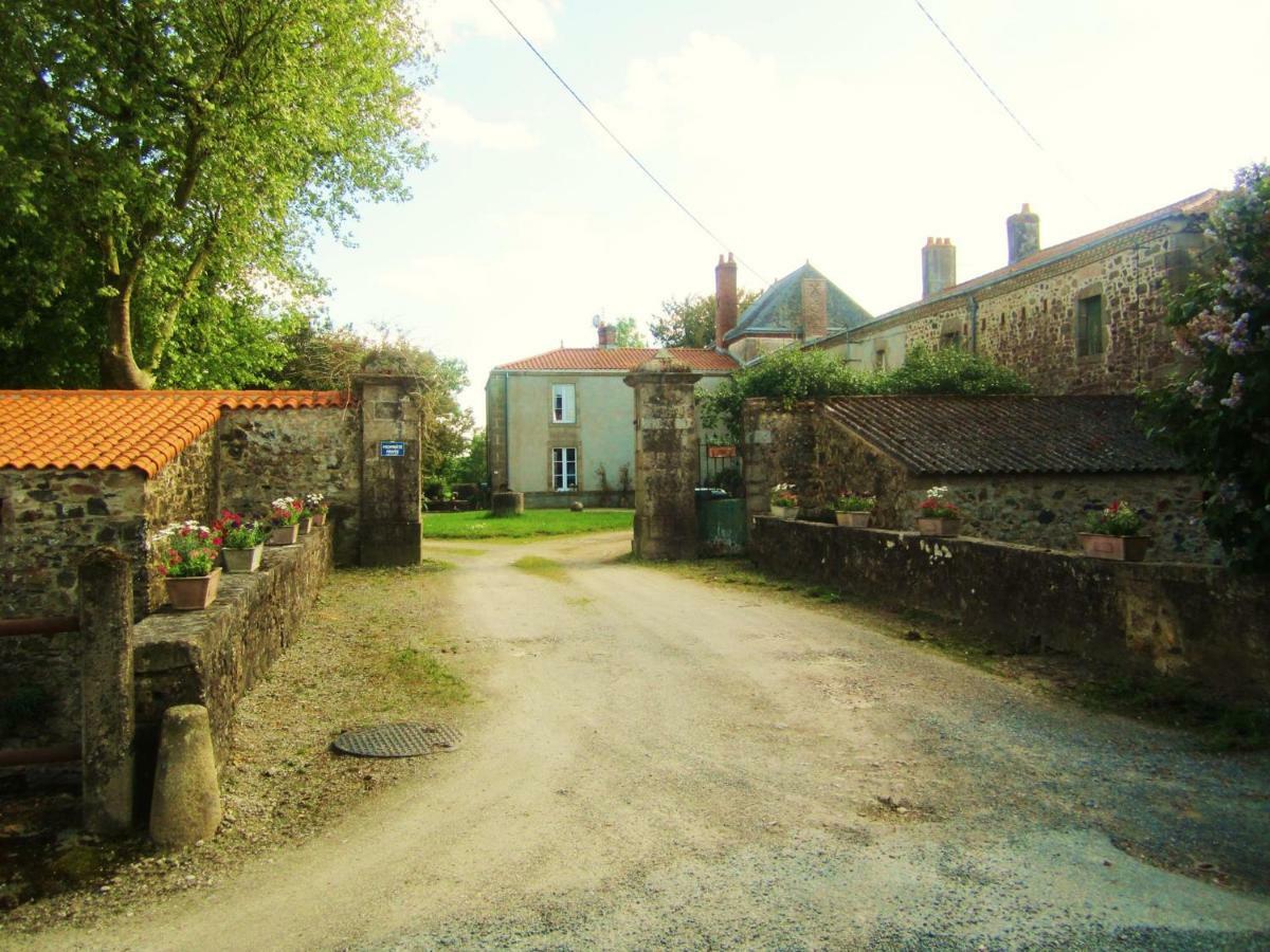 Le Manoir "Aux Douves" Bed & Breakfast Bazoges-en-Paillers Екстериор снимка