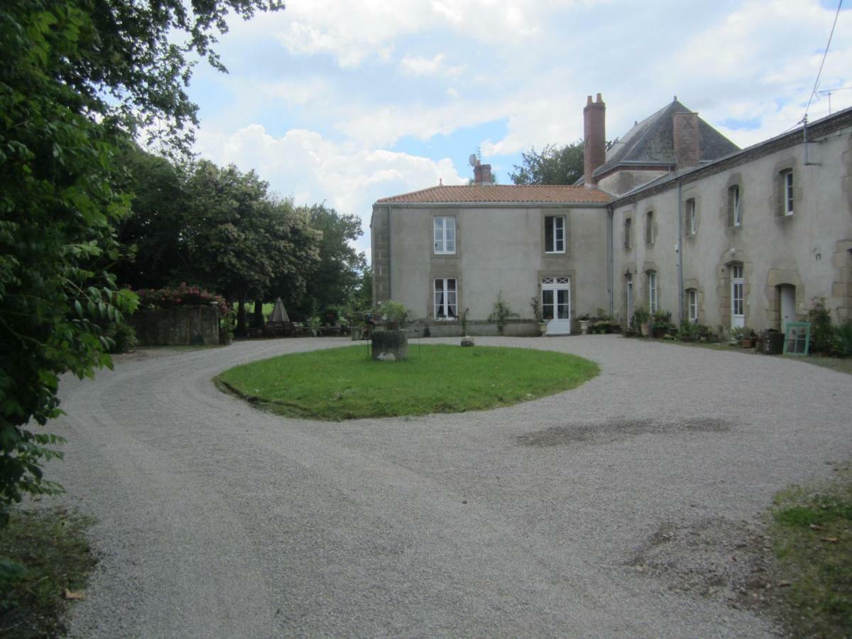 Le Manoir "Aux Douves" Bed & Breakfast Bazoges-en-Paillers Екстериор снимка