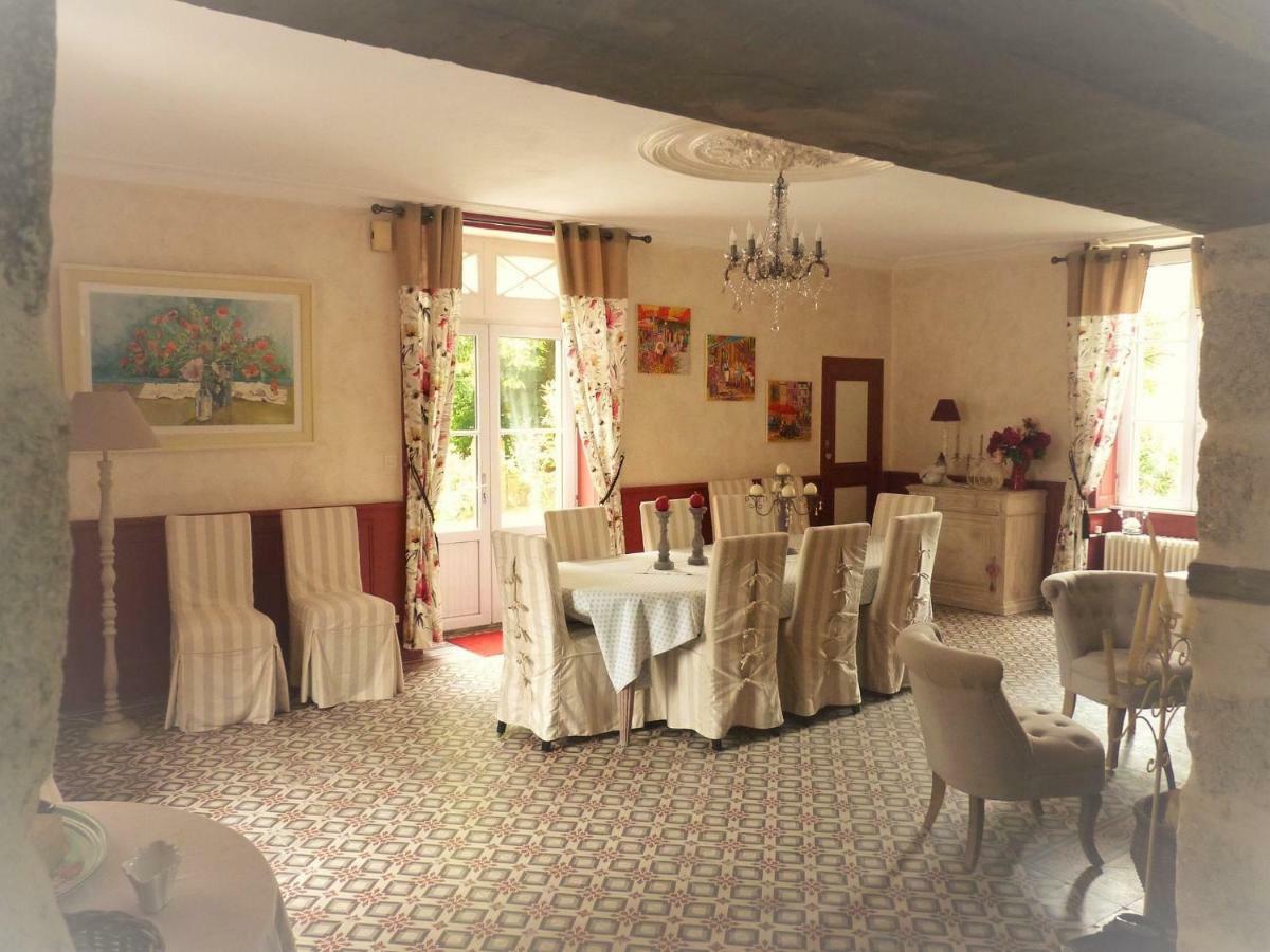 Le Manoir "Aux Douves" Bed & Breakfast Bazoges-en-Paillers Екстериор снимка