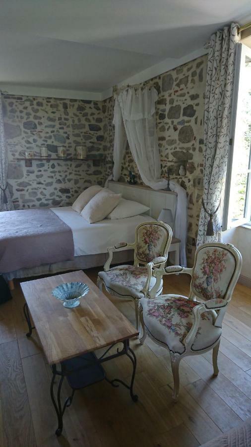 Le Manoir "Aux Douves" Bed & Breakfast Bazoges-en-Paillers Екстериор снимка